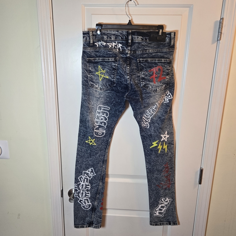 Graphic Jeans